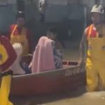 VÍDEO: Moradores são resgatados em bote por bombeiros em rua alagada por chuva em Manaus