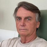 Bolsonaro deixa hospital e seguirá em prisão domiciliar