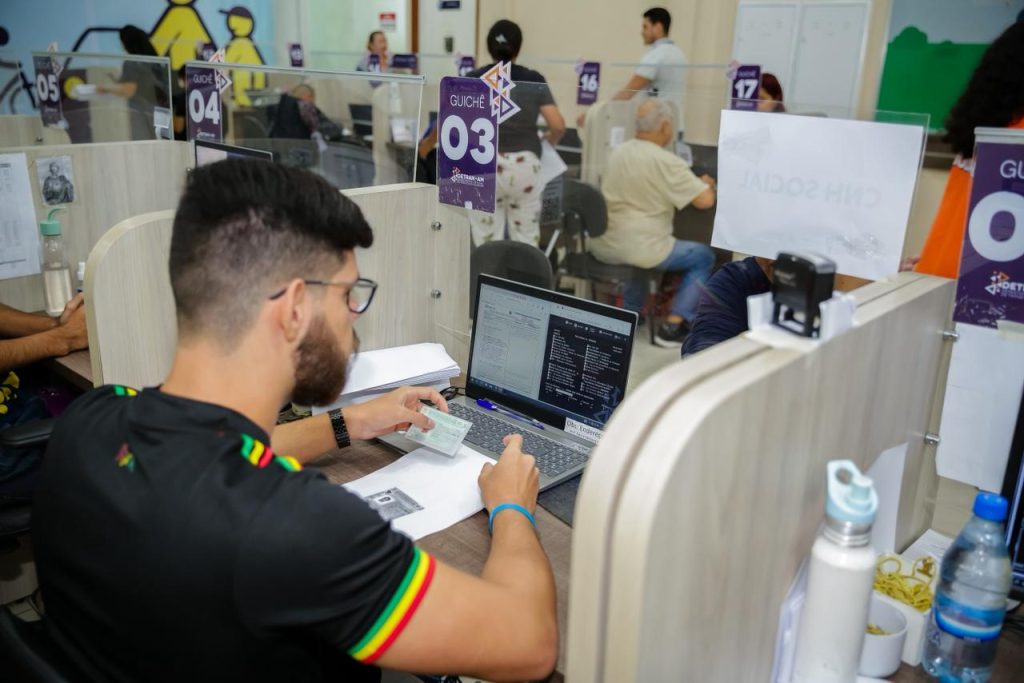 Atendimento ao público no Detran-AM durante ação de serviços em Manaus