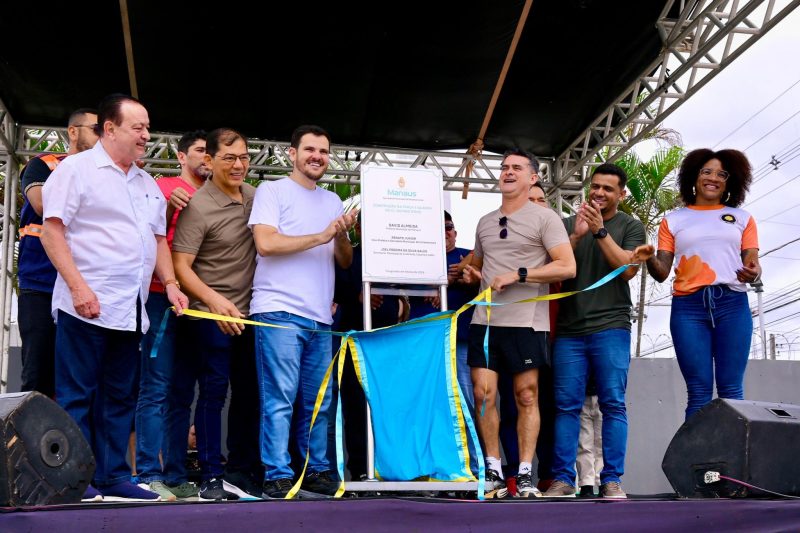 David Almeida entrega praça e quadra revitalizadas na zona Norte de Manaus