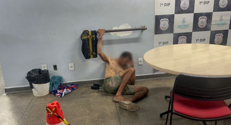 VÍDEO: Suspeito de esfaquear duas pessoas diz que faca caiu de prédio e atingiu vítimas no Centro de Manaus