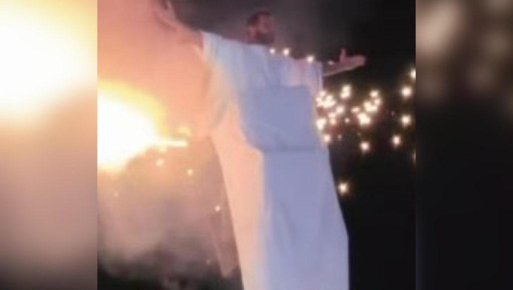 Roupa de Henri Castelli pega fogo durante encenação de 'A Paixão de Cristo'