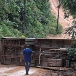 VÍDEO: Ônibus escolar capota próximo à BR-174 após tentar subir ladeira de barro