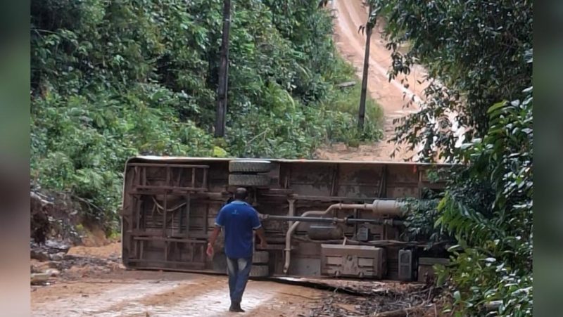 VÍDEO: Ônibus escolar capota próximo à BR-174 após tentar subir ladeira de barro