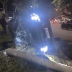 Vídeo: Carro capota após bater em poste na avenida do Turismo