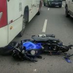 Motociclista fica ferida após colisão com ônibus na Avenida das Torres, em Manaus