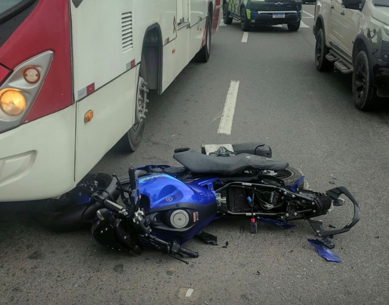 Motociclista fica ferida após colisão com ônibus na Avenida das Torres, em Manaus