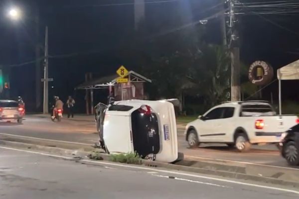 Motorista fica preso às ferragens em acidente na avenida Torquato Tapajós, em Manaus