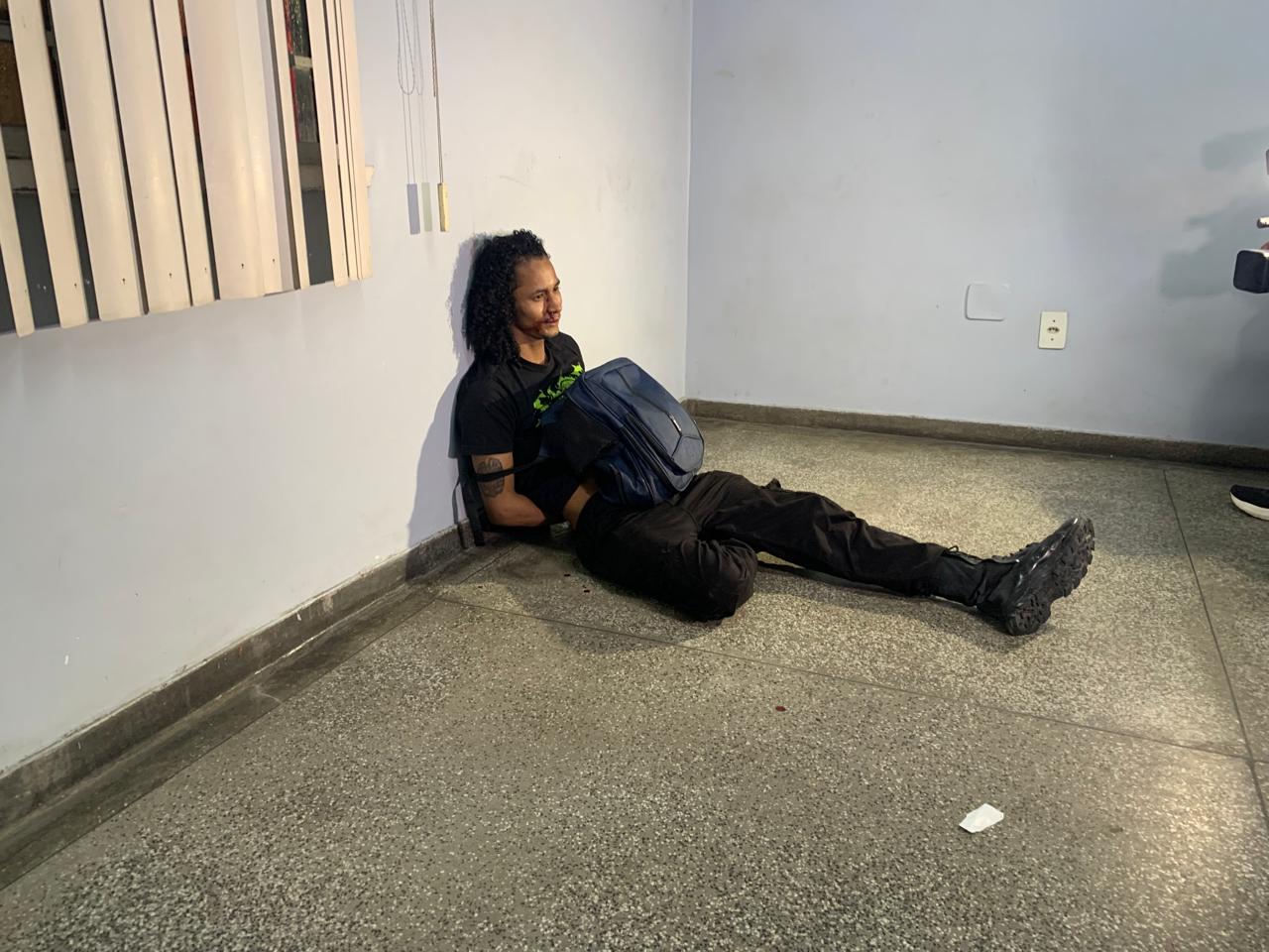 VÍDEOS: Mulher é esfaqueada pelo ex-companheiro em terminal de ônibus em Manaus