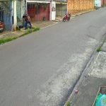 VÍDEO: Motoqueiro surpreende estudante e comete assalto em plena luz do dia em Manaus