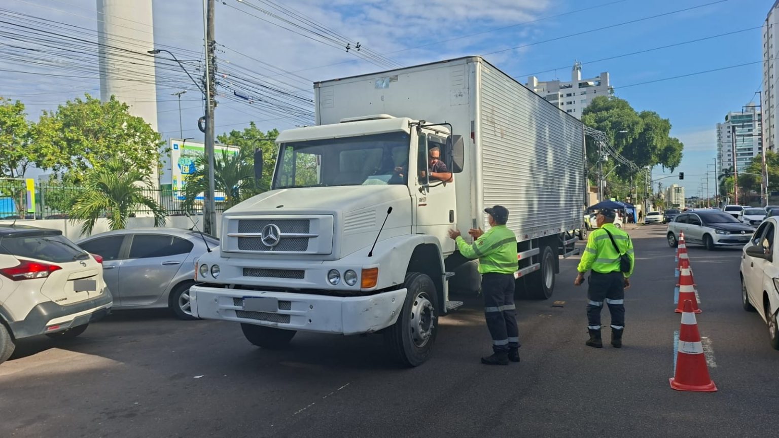 Operação multa 24 caminhões por descumprir restrições de horário em Manaus
