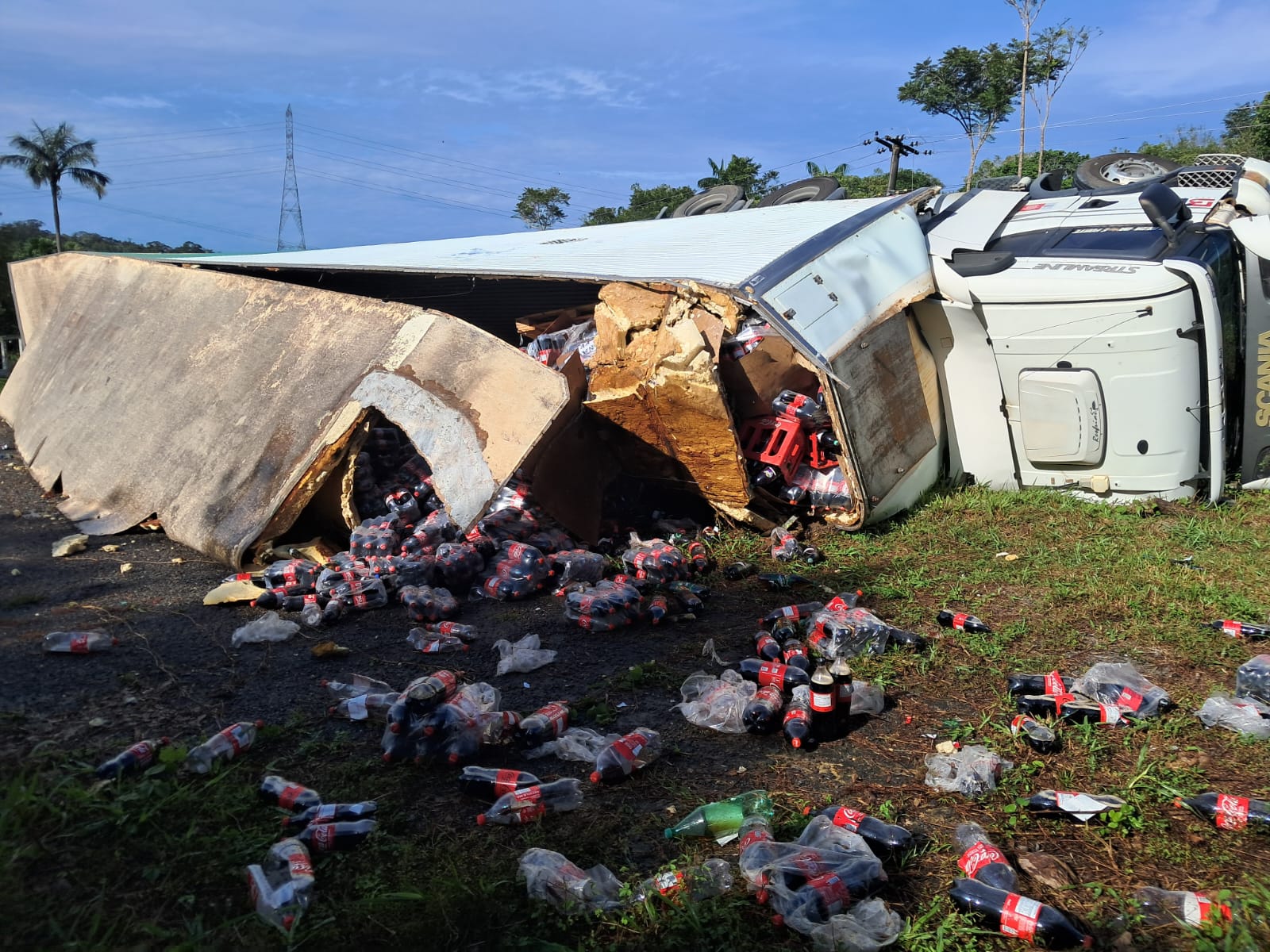 Caminhão carregado de refrigerantes tomba na AM-010