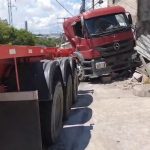 VÍDEO: Cavalo mecânico invade e destrói fachada de casa no Mauazinho