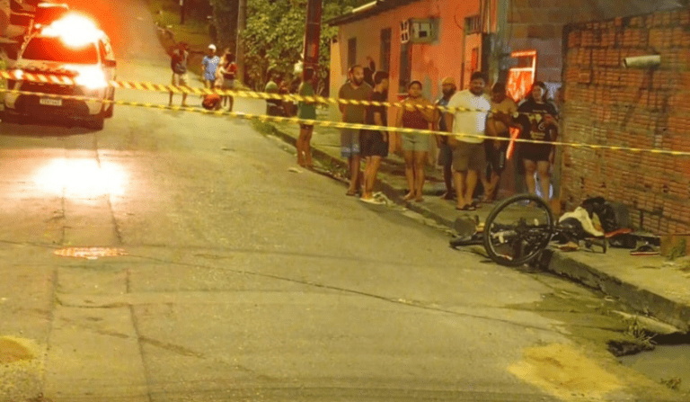 Ciclista morre após perder controle e bater de frente contra muro em Manaus