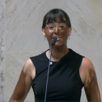 Deputada pinta rosto e braços de preto e ironiza Erika Hilton na Comissão da Mulher