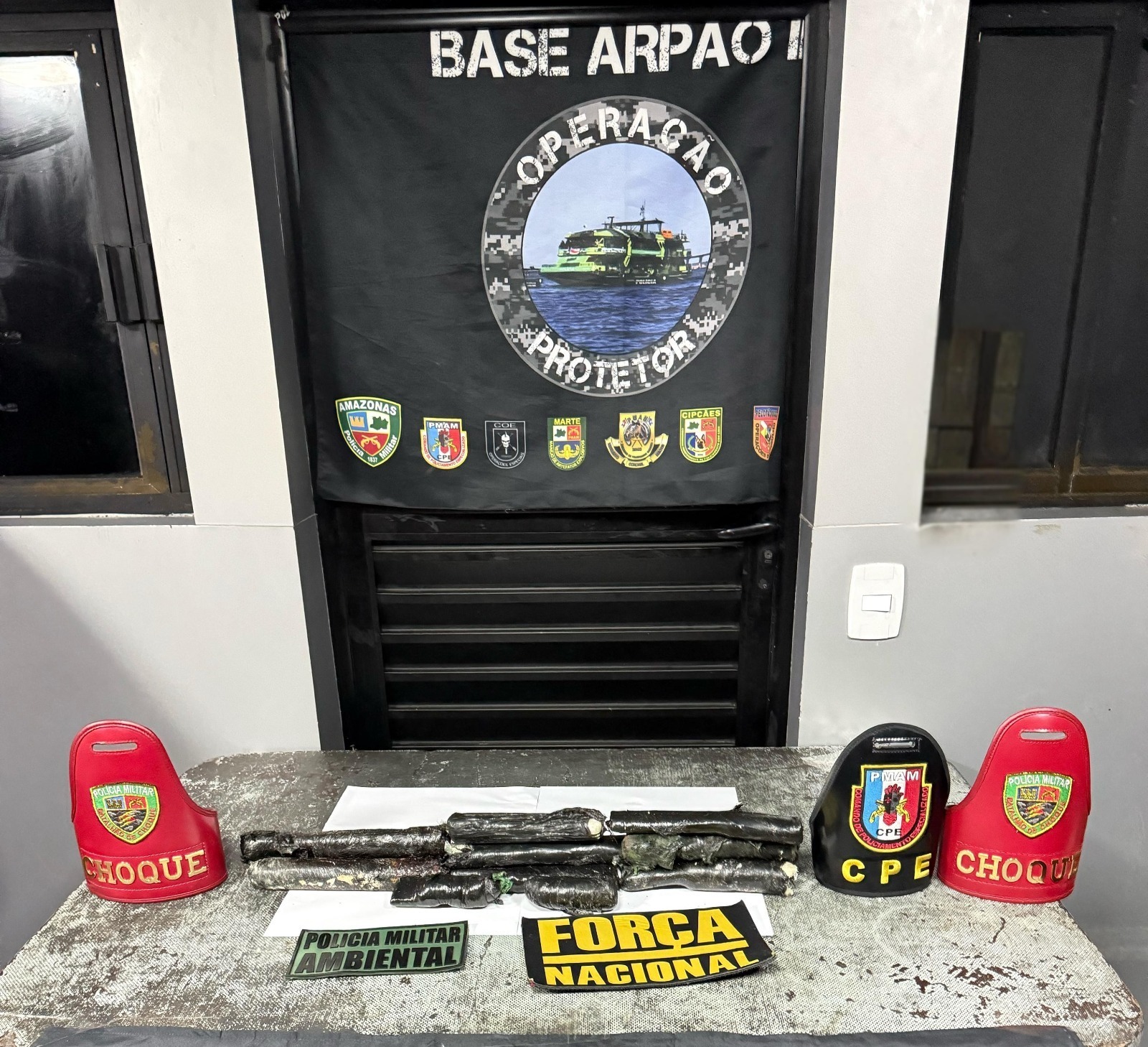 Drogas são encontradas dentro de mesa em embarcação no Amazonas