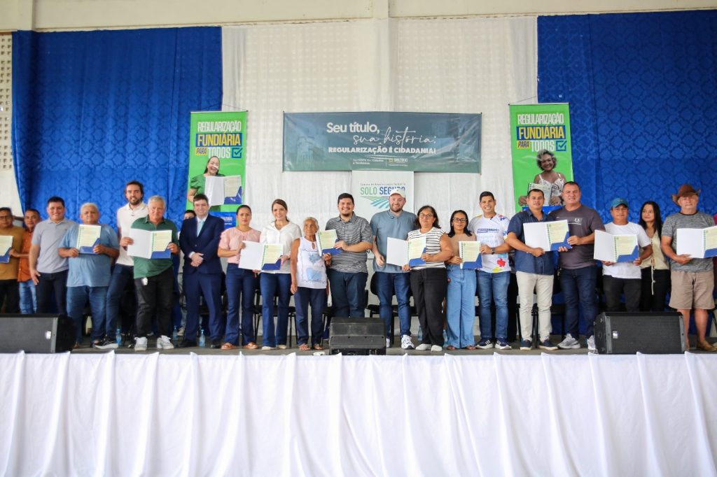Produtores rurais recebem títulos definitivos de terra em Itapiranga Amazonas