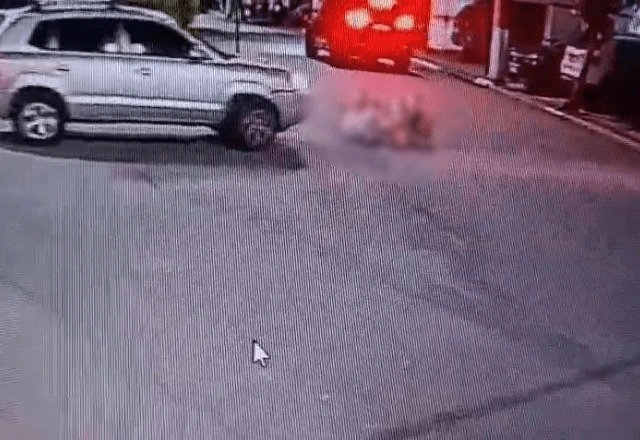 Carro atropela quatro crianças em condomínio residencial