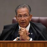 Ministro amazonense Mauro Campbell dá ‘mata-leão’ em passageiro que estava em surto durante voo