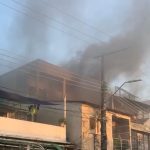 VÍDEO: Incêndio atinge casa de dois andares no bairro Glória