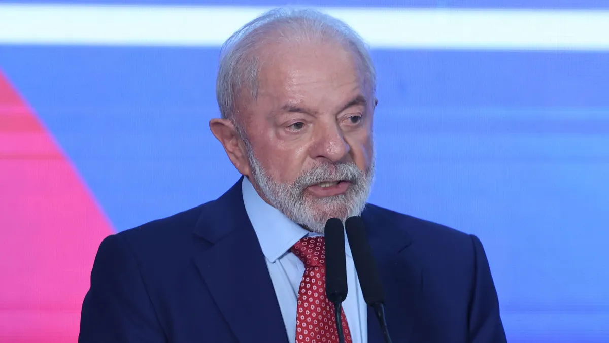 Lula critica Trump e alerta sobre riscos à democracia no Brasil