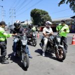 Motos sem placas e motoristas sem CNH são flagrados em operação em Manaus