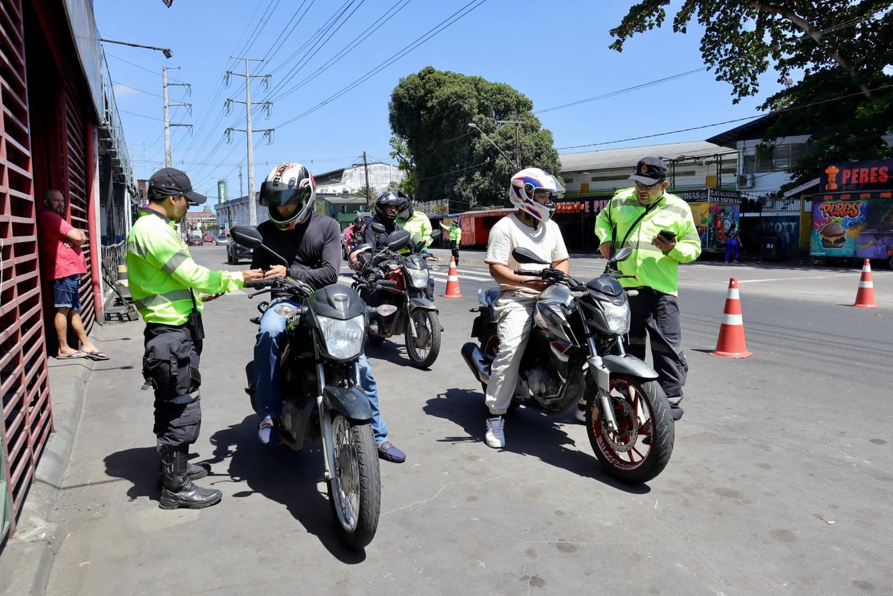 Motos sem placas e motoristas sem CNH são flagrados em operação em Manaus