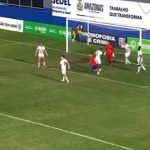 No campeonato amazonense, árbitro marca pênalti por toque de mão do goleiro