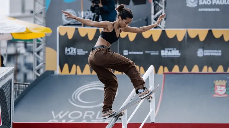 Rayssa Leal cai na pista e vai para hospital