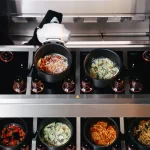 Cozinha robô com IA vence prêmio internacional de robótica