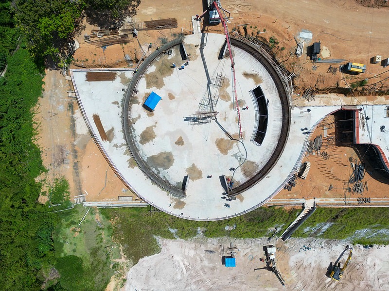 Obra da cúpula da Oca Niemeyer no parque Encontro das Águas em Manaus