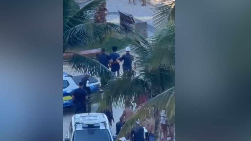 Adolescente imobilizado por banhistas após furto de celular em praia de SP