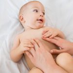 Abril Azul: massagem auxilia no bem-estar de crianças com TEA