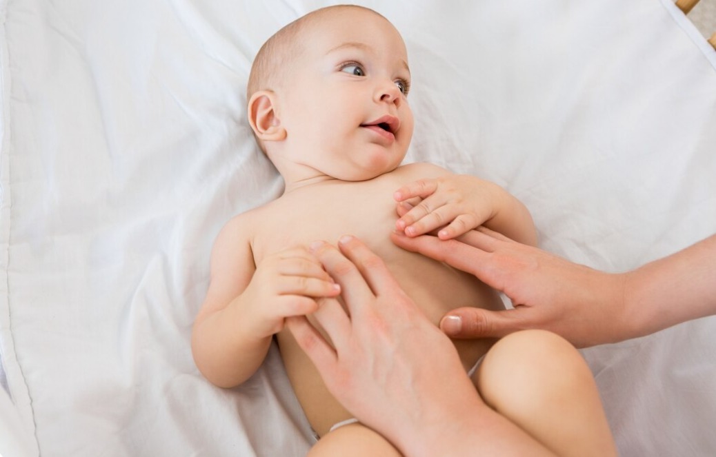 Abril Azul: massagem auxilia no bem-estar de crianças com TEA