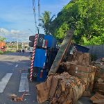 VÍDEO: Carreta com carga de papelão tomba e atinge poste na Zona Leste de Manaus