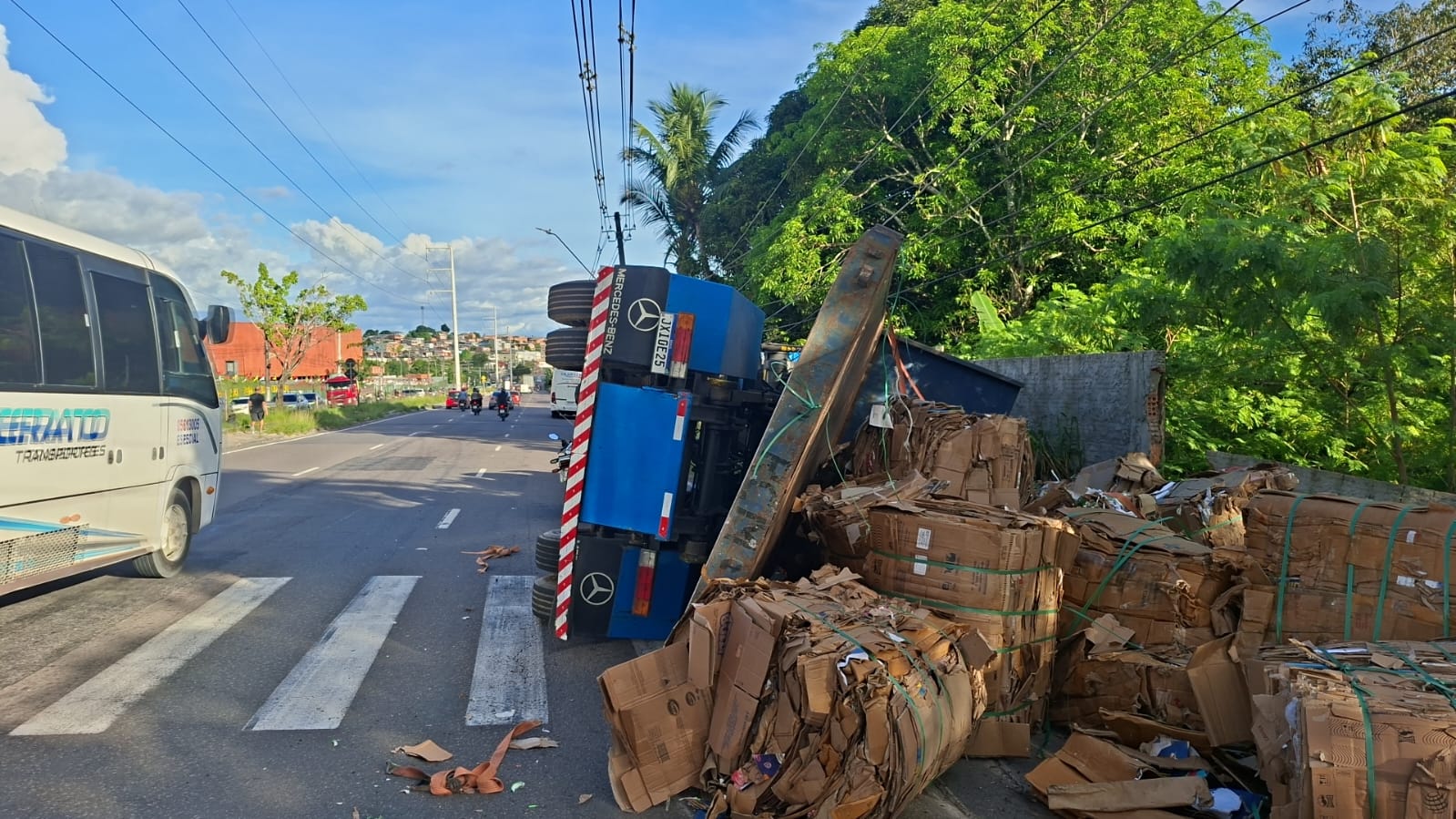 VÍDEO: Carreta com carga de papelão tomba e atinge poste na Zona Leste de Manaus