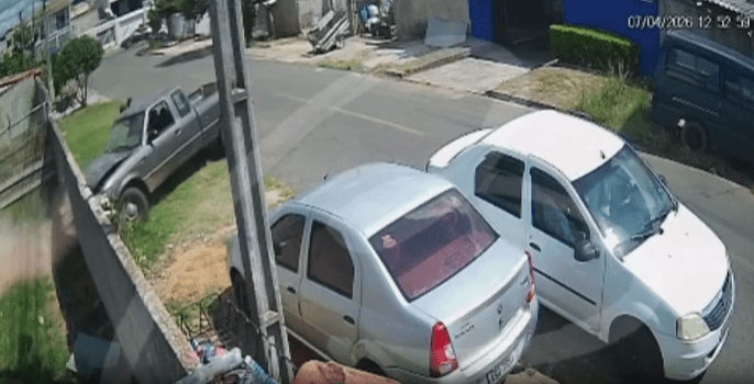 Homem joga caminhonete contra muro para matar namorada após suspeita de traição