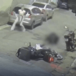 VÍDEO: PM reage a assalto na porta de casa e mata dupla disfarçada de entregadores