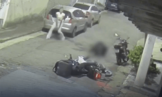 PM reage a assalto na porta de casa e mata dupla disfarçada de entregadores