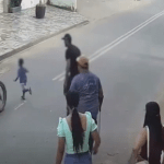 VÍDEO: Motociclista embriagado e sem CNH atropela menino de 3 anos