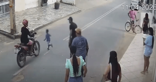 Criança de 3 anos corre para rua e é atropelada por motociclista bêbado
