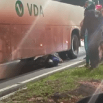 VÍDEO: Motociclista escapa de ser esmagado por ônibus em Manaus