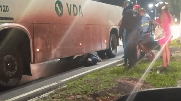 VÍDEO: Motociclista escapa de ser esmagado por ônibus em Manaus