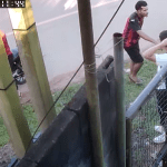 VÍDEO: Criminoso ameaça atirar em mulher durante arrastão em parada de ônibus em Manaus