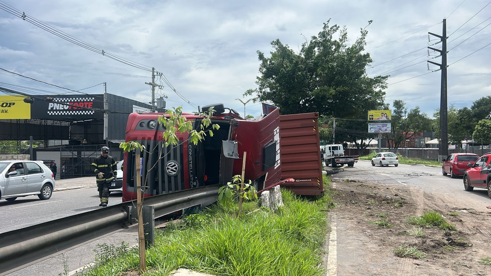 VÍDEO: Carreta tomba na avenida Cosme Ferreira e trava trânsito em Manaus VÍDEO: Carreta tomba na avenida Cosme Ferreira e trava trânsito em Manaus