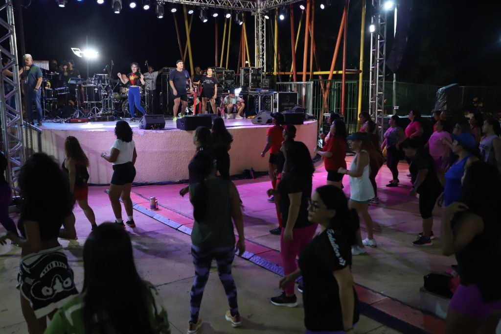 Público participa da Festa do Trabalhador na Ponta Negra em Manaus