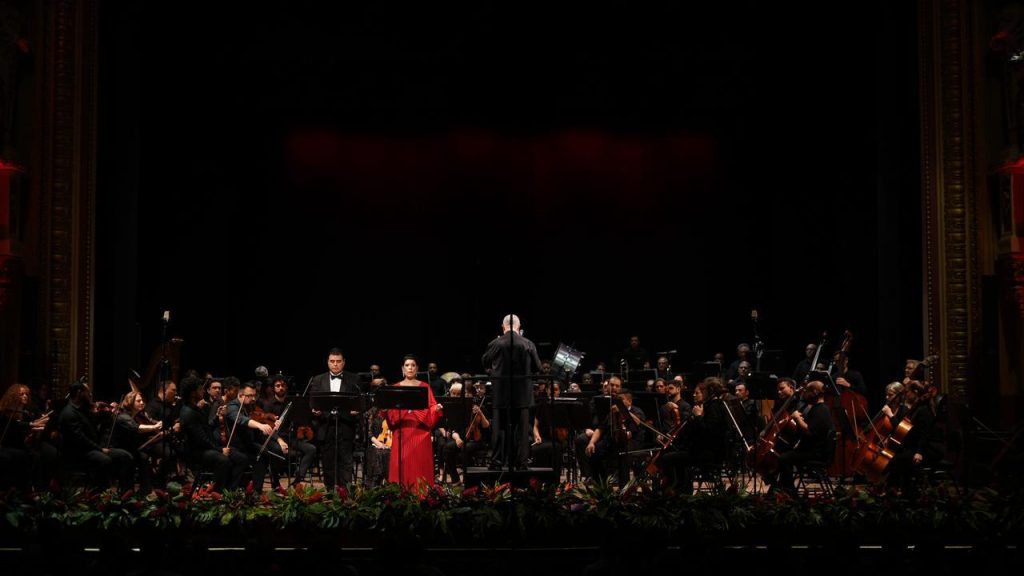 Concerto Lírico no palco do Teatro Amazonas com orquestra e cantores líricos