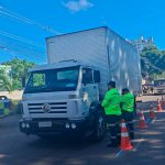 Caminhões são autuados na avenida Mário Ypiranga durante fiscalização em Manaus