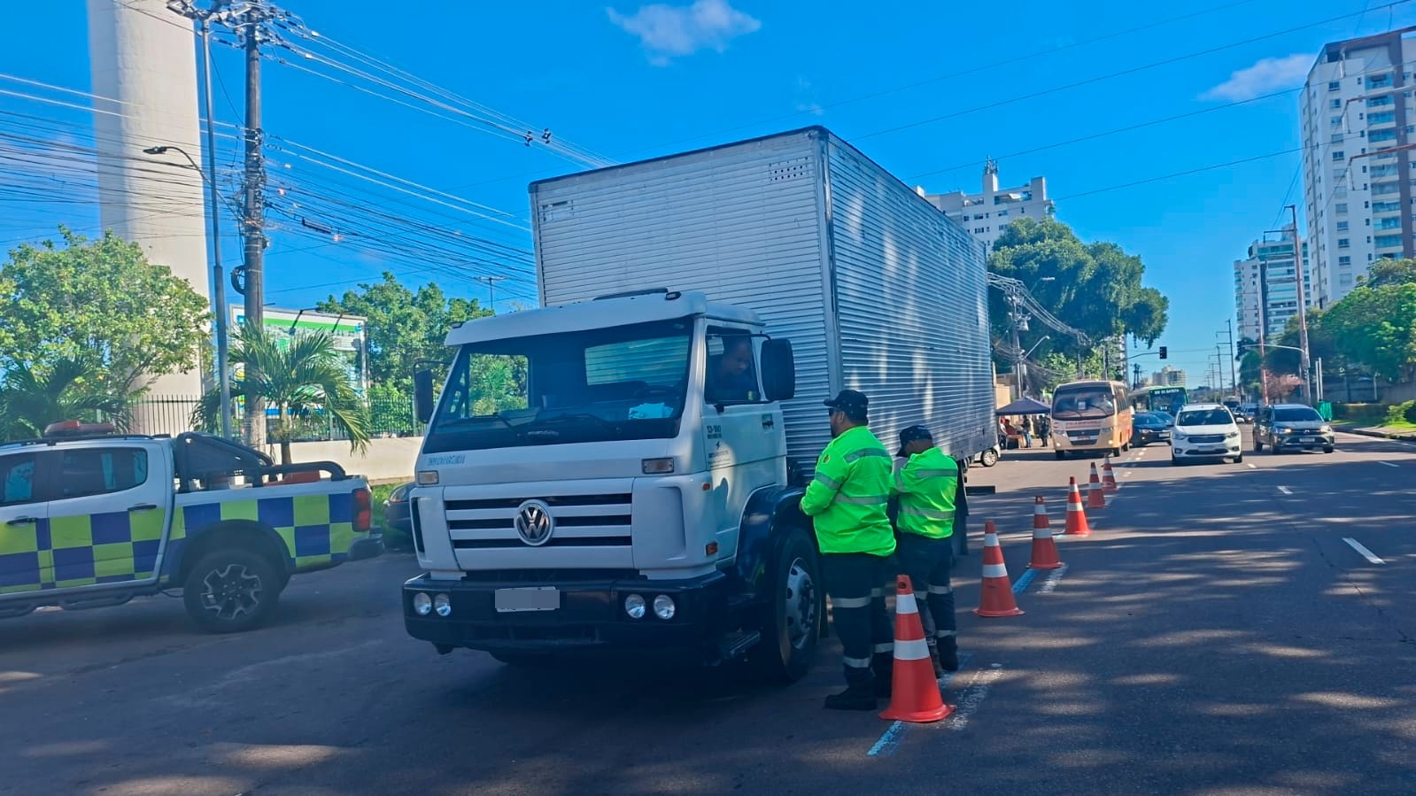 Caminhões são autuados na avenida Mário Ypiranga durante fiscalização em Manaus