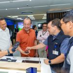 Omar Aziz visita fábrica da Samsung na Zona Franca de Manaus